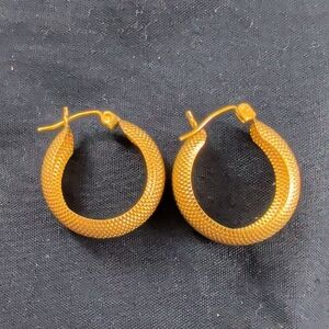 Elegant Gold Tone Lightweight Hoop Earrings